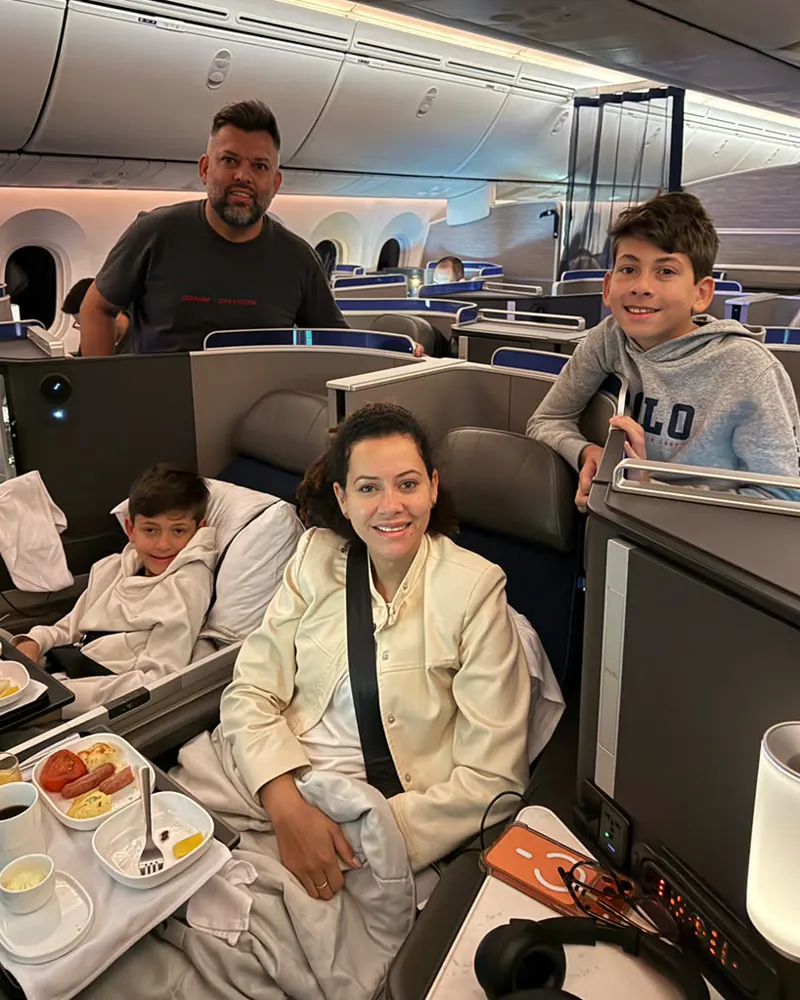 Renato com a família na classe executiva