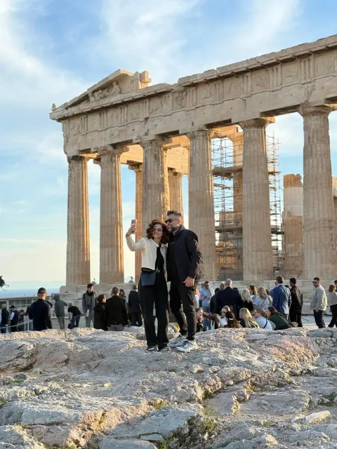 Renato com uma acompanhante diante do Partenon, na Acrópole de Atenas