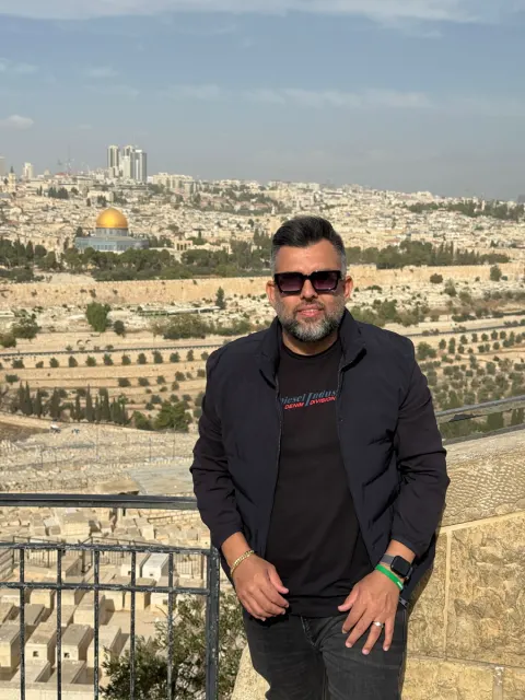 Renato com a Cidade Velha de Jerusalém e o Domo da Rocha ao fundo