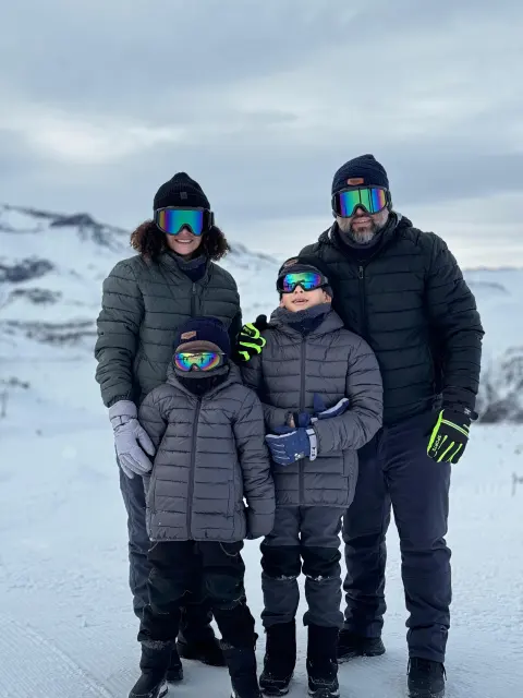 Renato com a família na neve, no Chile