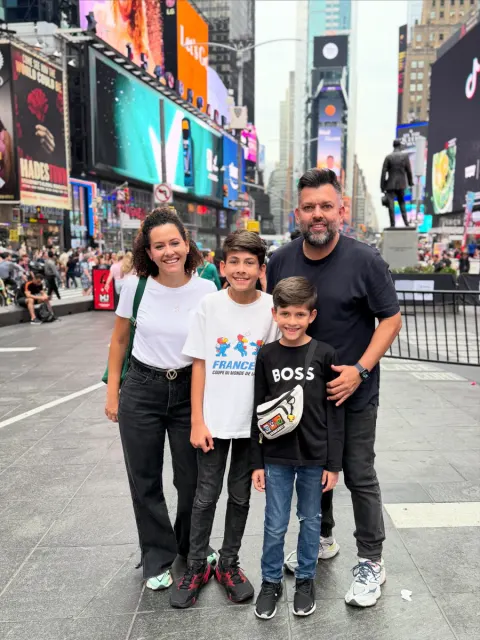 Renato com a família na Times Square, em Nova York