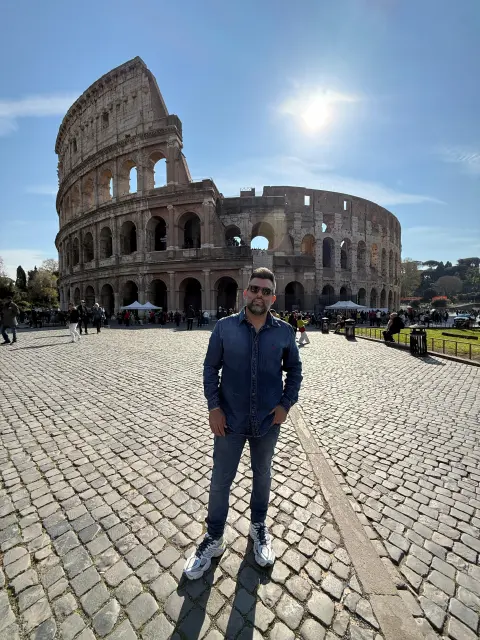 Renato diante do Coliseu, em Roma